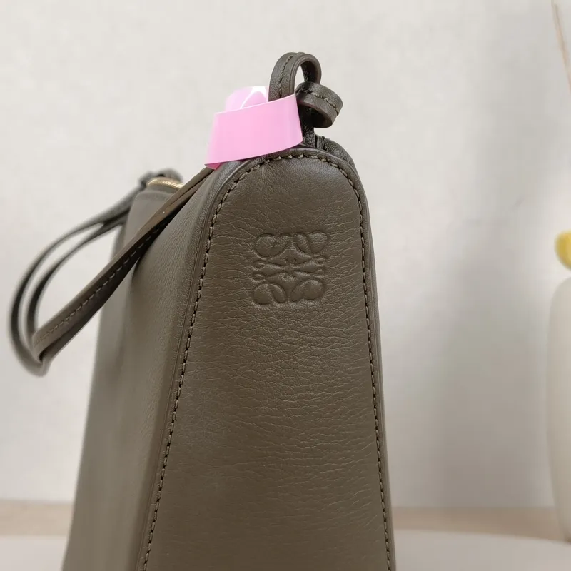 LOEWE Shoulder Bag Hammock hobo Green Calfskinmini28 × 9.5 × 17 cm — detail view 1 of 12