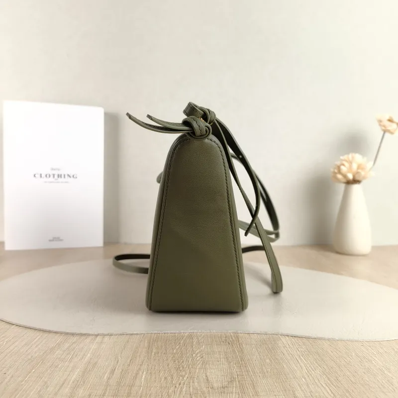 LOEWE Shoulder Bag Hammock hobo Green Calfskin Mini 28 × 9.5 × 17 cm — detail view 2 of 8