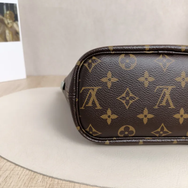 Louis Vuitton Crossbody Bag NEVERFULL INSIDE OUT BB Green PVC · Calfskin BB26.5 × 11 × 16.5 cm — detail view 13 of 15