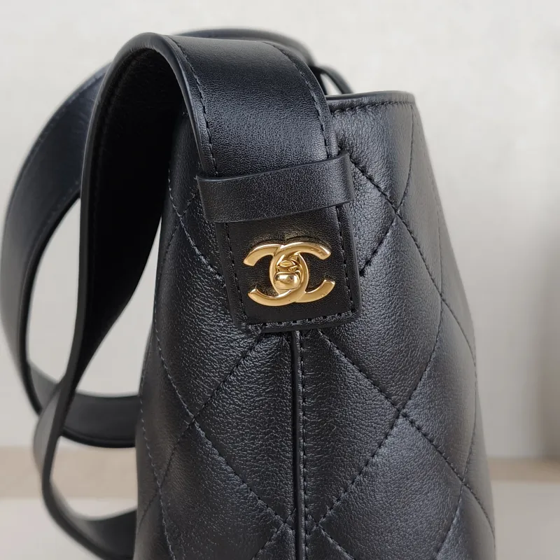 Chanel Crossbody Bag26s Bucket Bag Black Lambskin Small26 × 11 × 19 cm — detail view 14 of 14