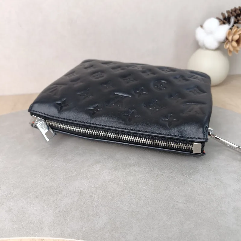 Louis Vuitton Crossbody Bag Coussin BB Black Lambskin BB21 × 7 × 16 cm — detail view 4 of 10