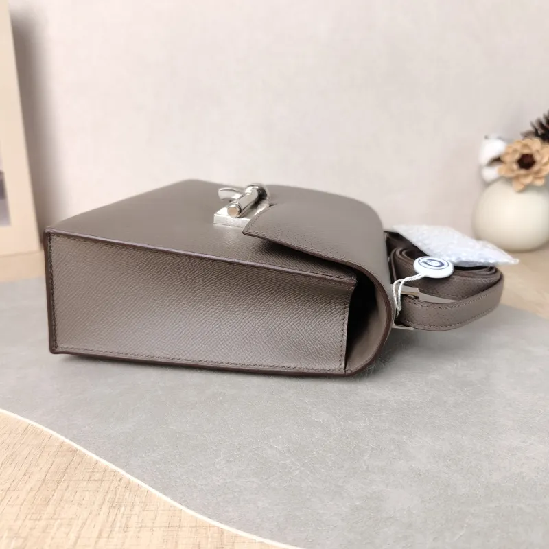 Hermès Crossbody Bag Verrou 23 Epsom Calfskin One Size 23 × 7 × 18 cm — detail view 8 of 13