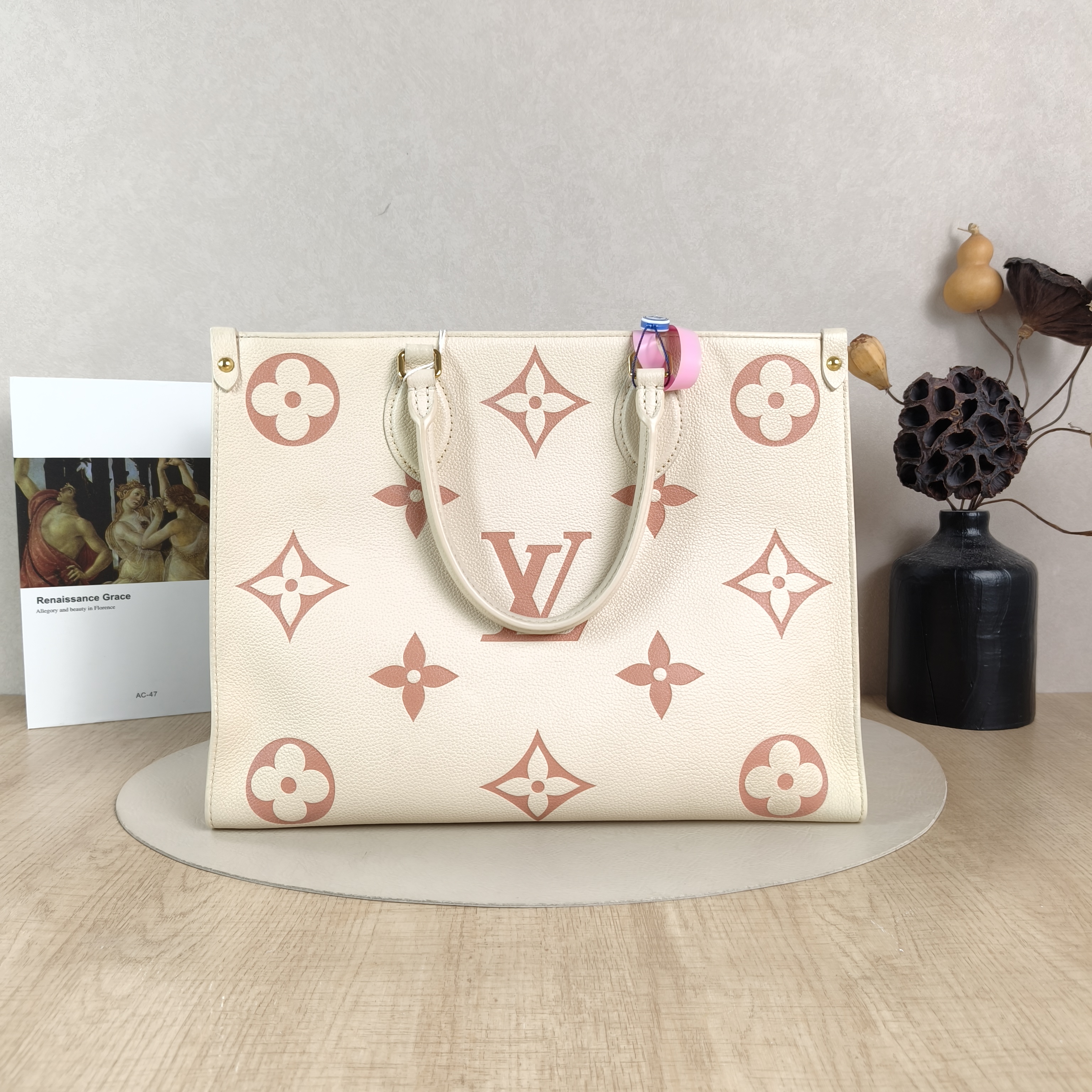 Louis Vuitton Shoulder Bag Onthego Medium White · Pink Empreinte Embossed Calfskin Monogram Medium35 × 14 × 27 cm