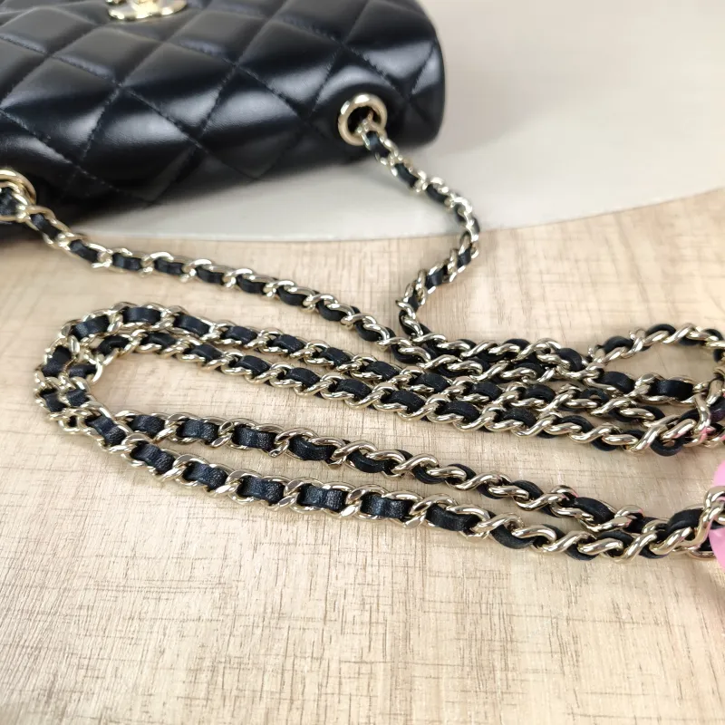 Chanel Crossbody Bag Crossbody Bag Black Lambskin One Size 19.5 × 4 × 11 cm — detail view 9 of 12