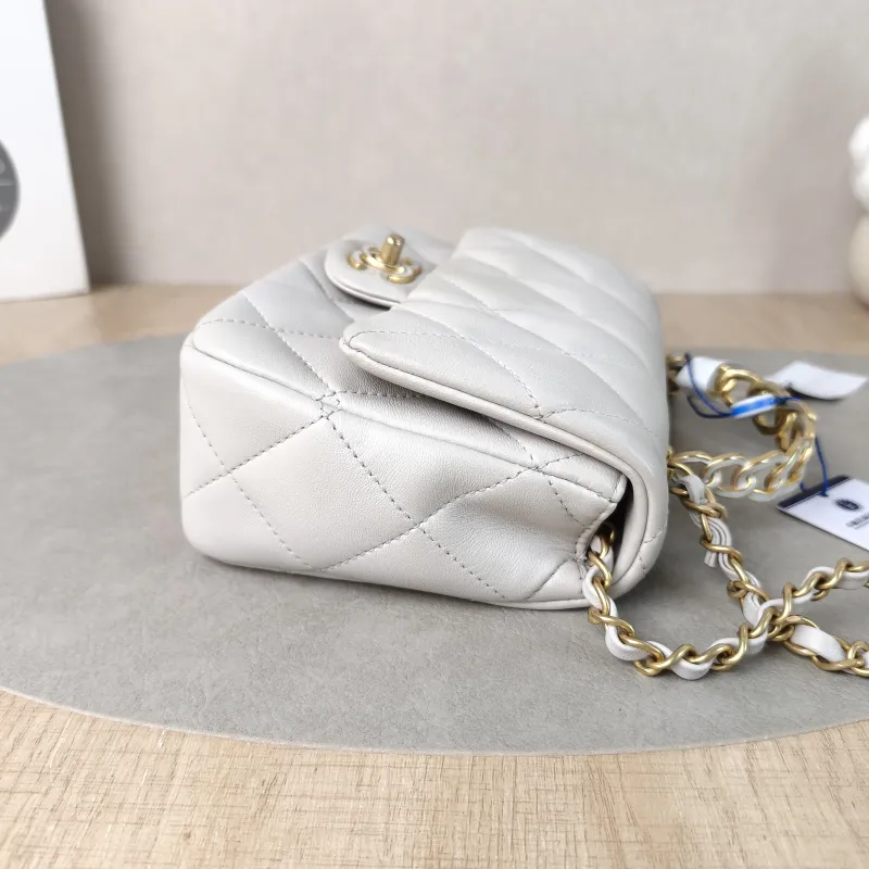 Chanel Crossbody Bag Edition White Lambskin One Size19 × 7 × 13.5 cm — detail view 12 of 14