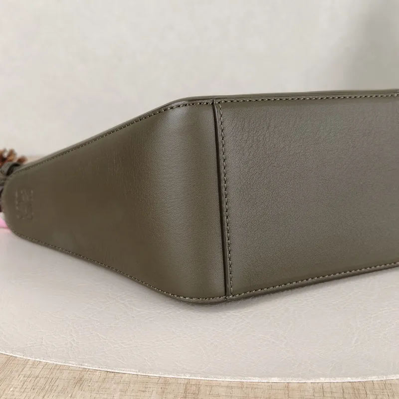 LOEWE Shoulder Bag Hammock hobo Green Calfskinmini28 × 9.5 × 17 cm — detail view 3 of 12