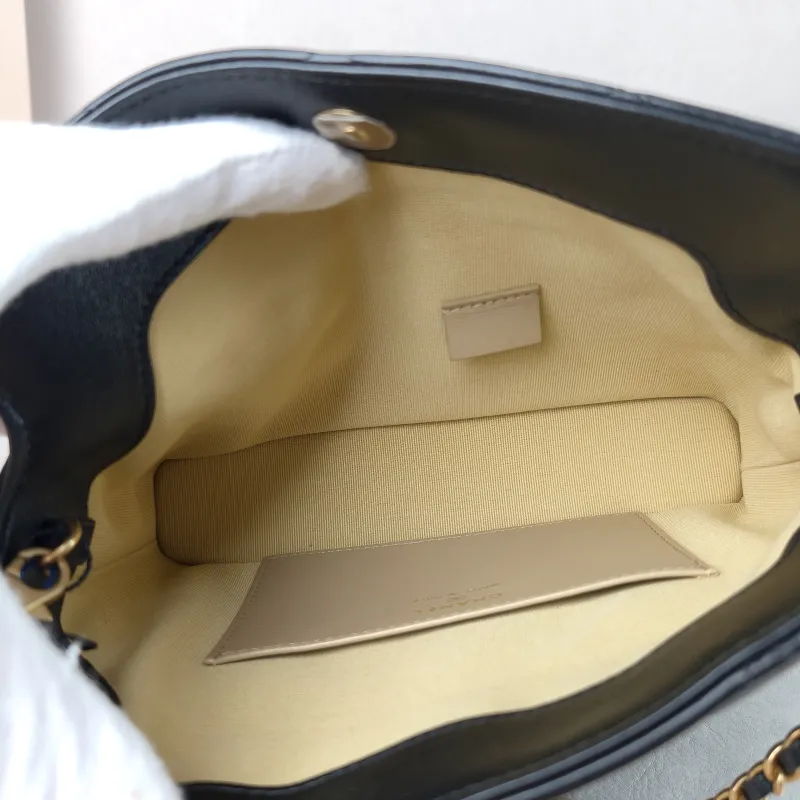 Chanel Crossbody Bag hobo Black Lambskin One Size 20 × 5 × 16.5 cm — detail view 7 of 11