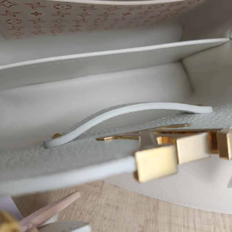 Louis Vuitton Crossbody Bag Capucines White Calfskinmini21 × 8 × 14 cm — detail view 3 of 11