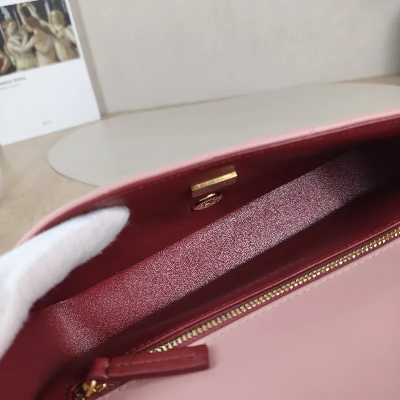 Chanel Crossbody Bag Collection Baguette Bag Pink Lambskin Small 21.5 × 4 × 12 cm — detail view 4 of 11
