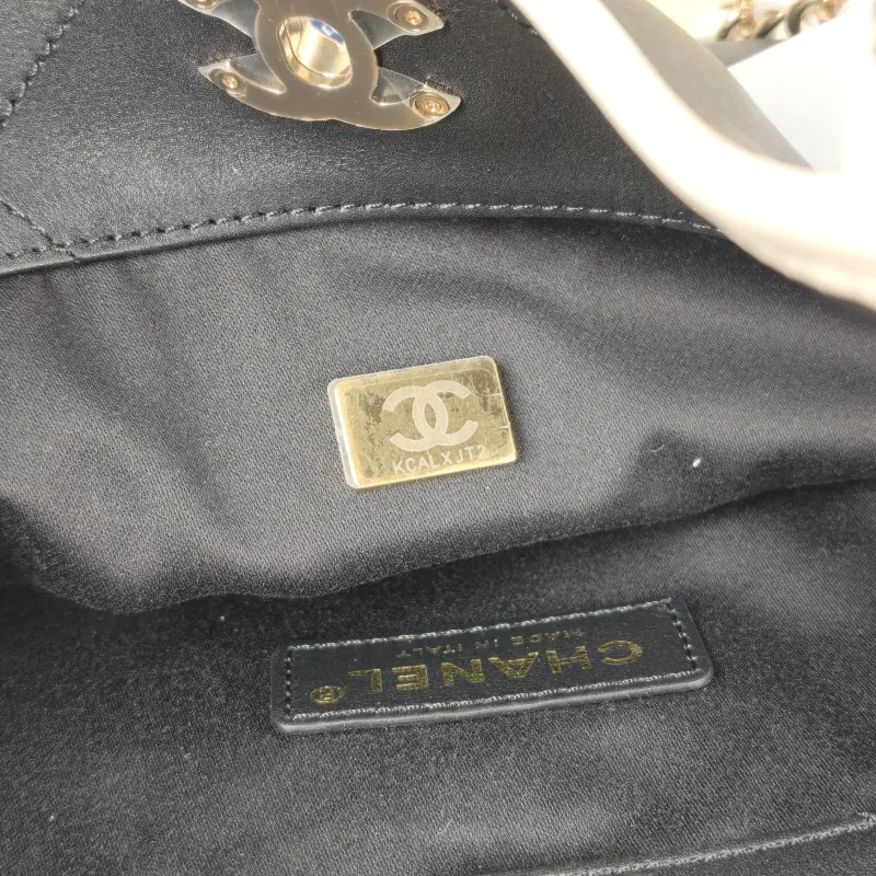 Chanel Shoulder Bag cocobeach Collection Black Lambskinmini29 × 6 × 20 cm — detail view 3 of 10