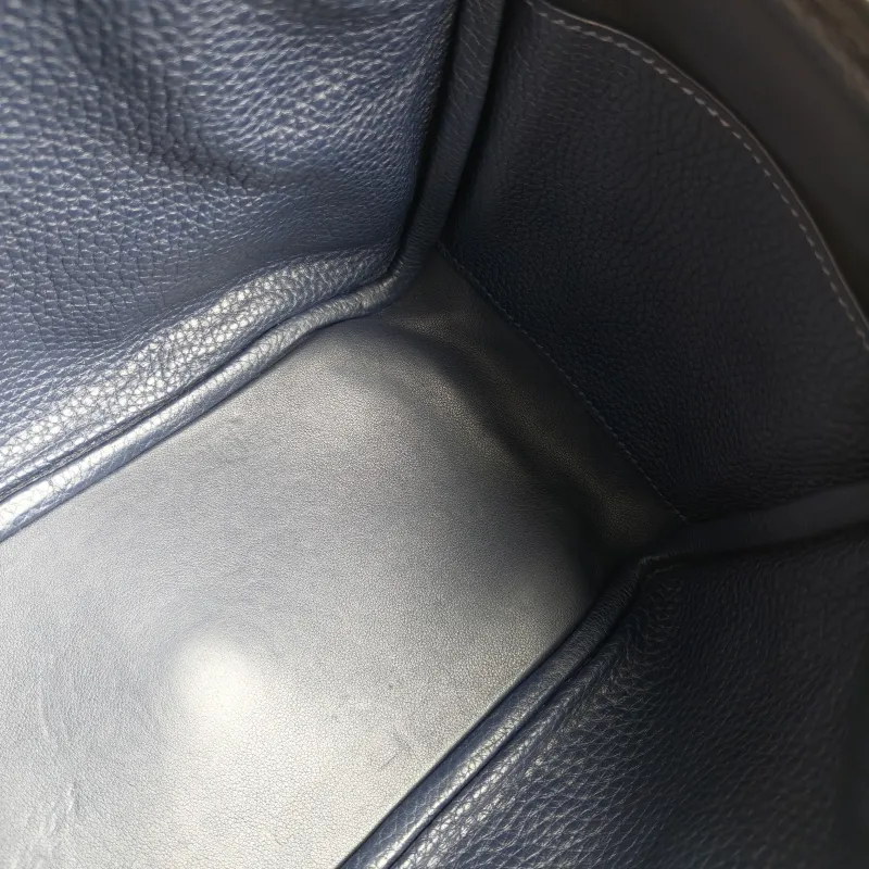 Hermès Crossbody Bag Lindy 26 Navy TC Calfskin Small 26 × 12 × 18 cm A Conditioned — detail view 9 of 10
