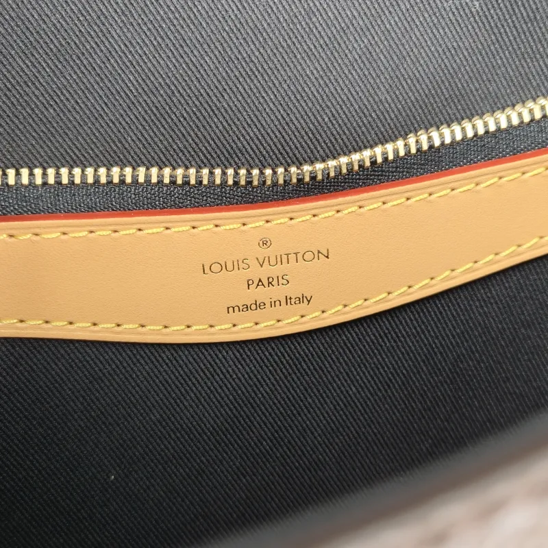 Louis Vuitton Crossbody Bag Diane Baguette Bag Shoulder Strap PVC Small 24 × 9 × 15 cm — detail view 11 of 15