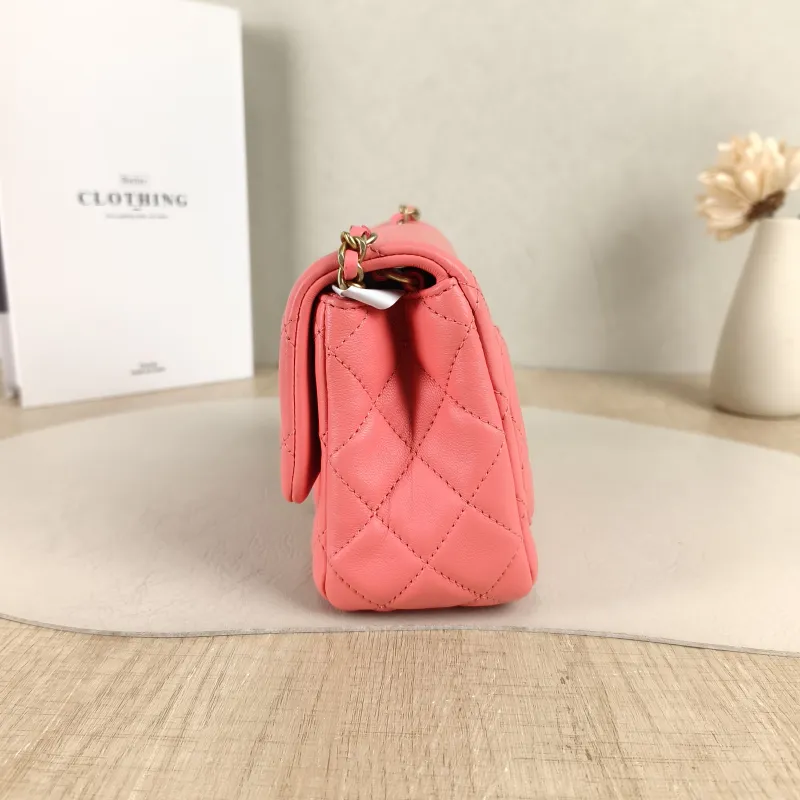 Chanel Crossbody Bag Pink Lambskin One Size 17 × 8 × 13.5 cm 30 — detail view 1 of 14