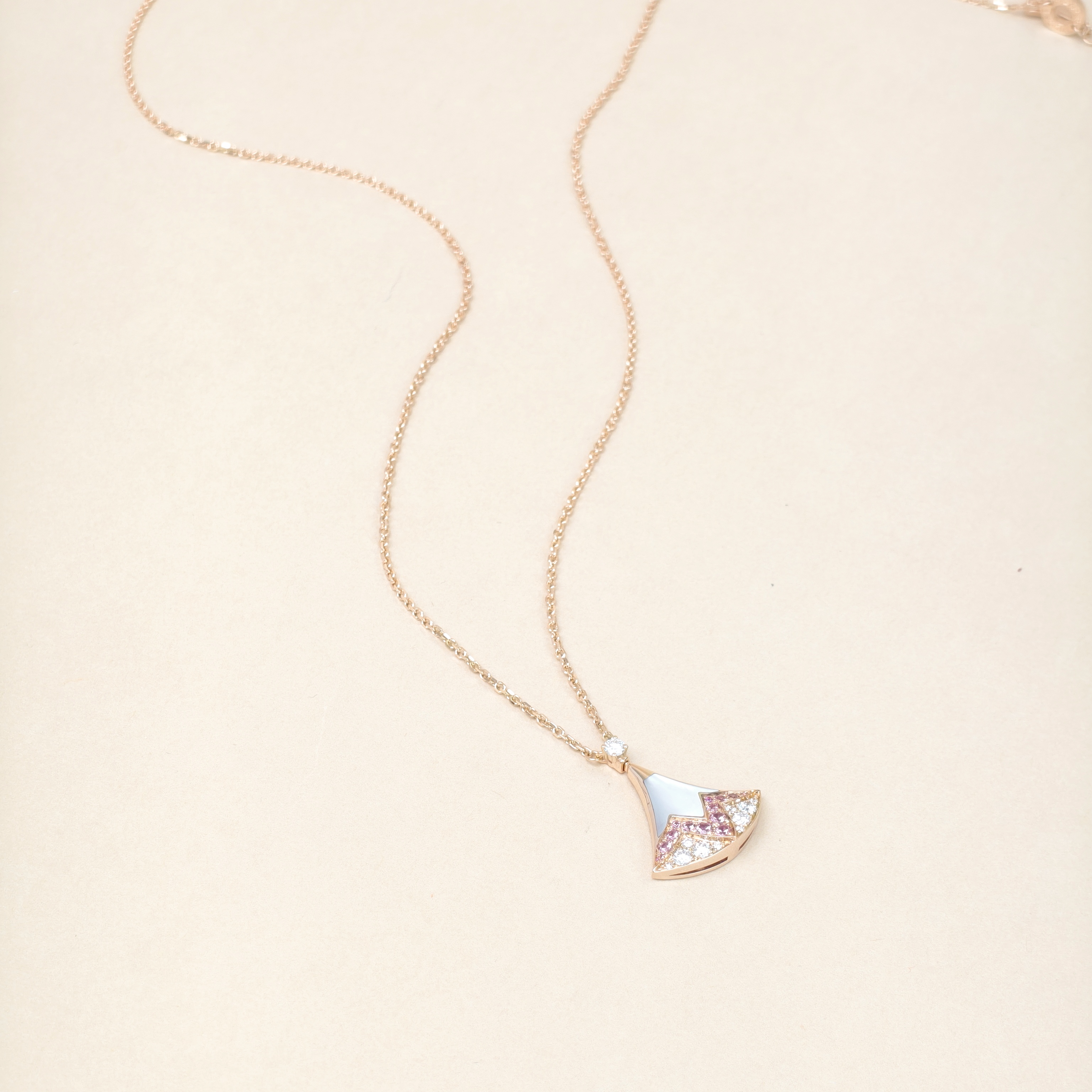 Bvlgari Necklace DIVAS’ DREAM Collection Necklace White Mother-of-Pearl Diamond18KR ose Gold Pendant1.8cm 44cm — cover view 8 of 12