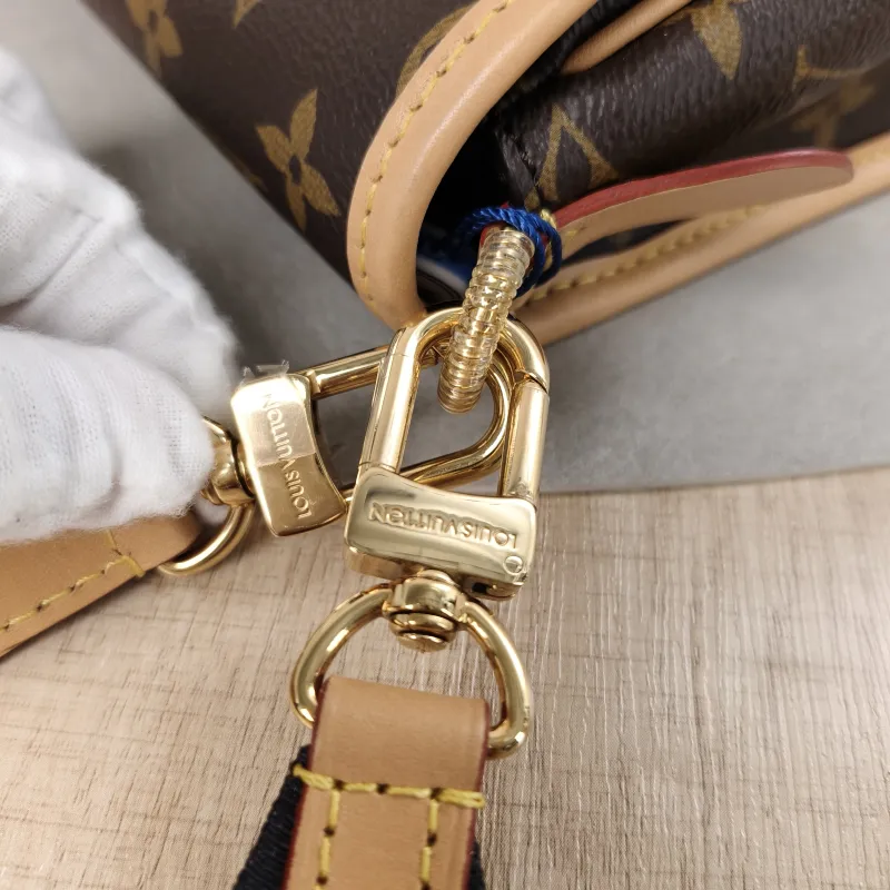 Louis Vuitton Crossbody Bag Diane Baguette Bag Shoulder Strap PVC Small24 × 9 × 15 cm — detail view 6 of 21