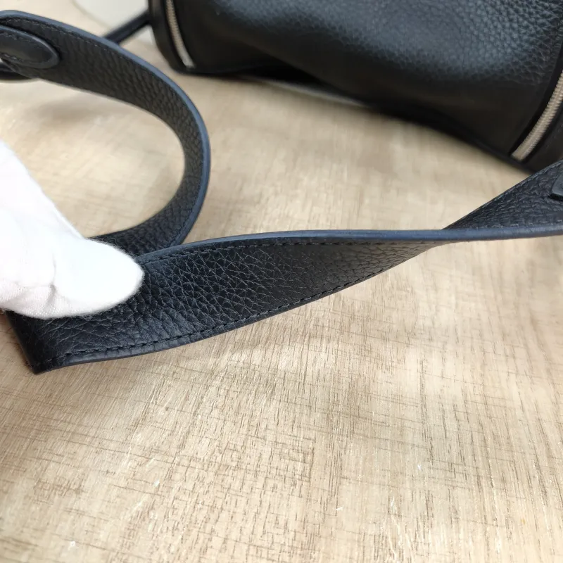 Hermès Crossbody Bag Lindy 26 89Black Taurillon Clemence TC Calfskin Small 26 × 12 × 18 cm B — detail view 5 of 11