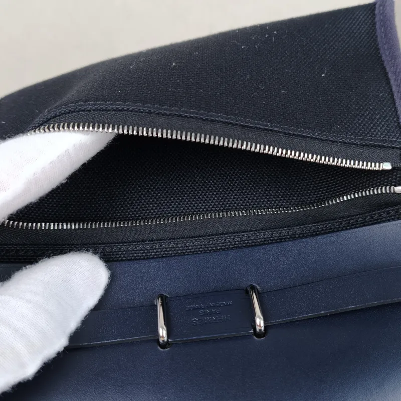 Hermès Crossbody Bag Herbag Zip 20Black Calfskin，Canvasmini20.5 × 7 × 16.5 cm — detail view 2 of 13