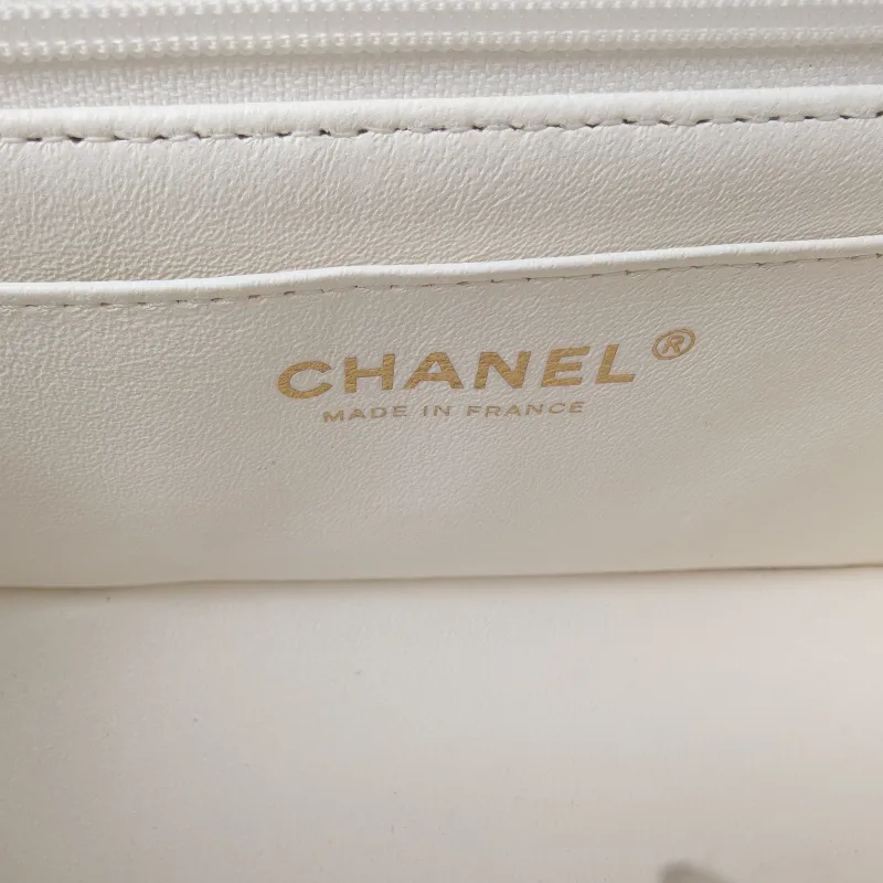 Chanel Crossbody Bag mini White Lambskin mini 20 × 6 × 12 cm — detail view 6 of 14