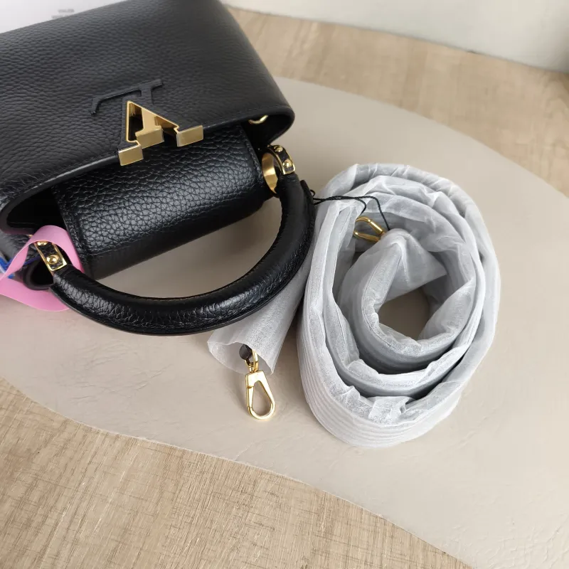 Louis Vuitton Crossbody Bag Capucines Black Calfskin Mini 21 × 8 × 14 cm — detail view 5 of 12