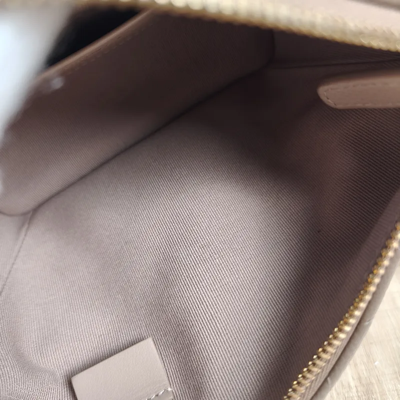 Chanel Crossbody Bag Crossbody Bag Calfskin One Size21.5 × 7.5 × 19 cm — detail view 2 of 12