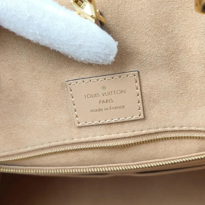 Louis Vuitton Shoulder Bag Onthego Medium Caramel · White Calfskin Medium 35 × 14 × 27 cm — detail view 9 of 10