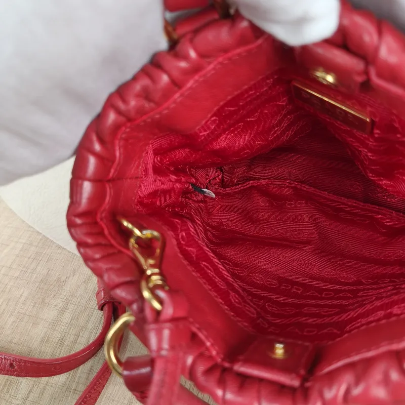 PRADA Crossbody Bag Messenger Bag Crossbody Bag Red Calfskinmini14 × 5 × 10 cm — detail view 1 of 12