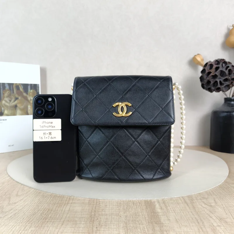 Chanel Crossbody Bag Pearl Crossbody Bag Black Calfskin One Size18.5 × 7.5 × 19 cm — cover view 3 of 6