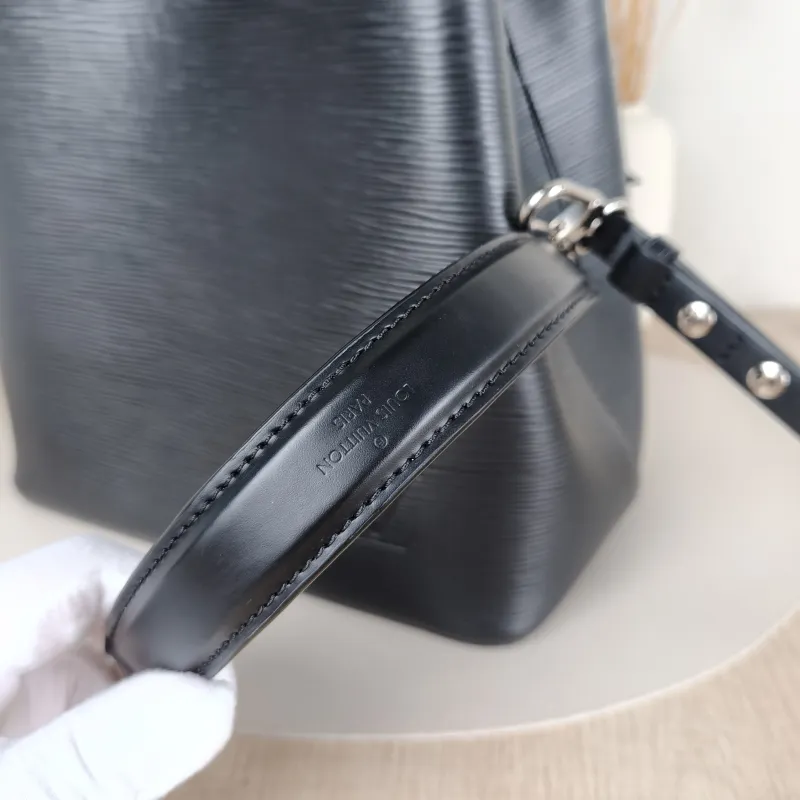 Louis Vuitton Shoulder Bag NÉONOÉ Bucket Bag Black Epi Embossed Calfskin Medium 26 × 17.5 × 26 cm — detail view 7 of 11