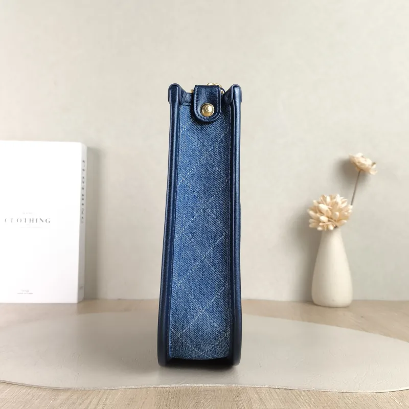 Chanel Crossbody Bag Hobo Blue One Size 22 × 6 × 24 cm — detail view 3 of 13