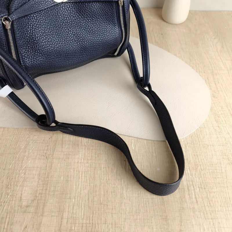 Hermès Crossbody Bag Lindy 26 Navy TC Calfskin Small 26 × 12 × 18 cm A Conditioned — detail view 7 of 10