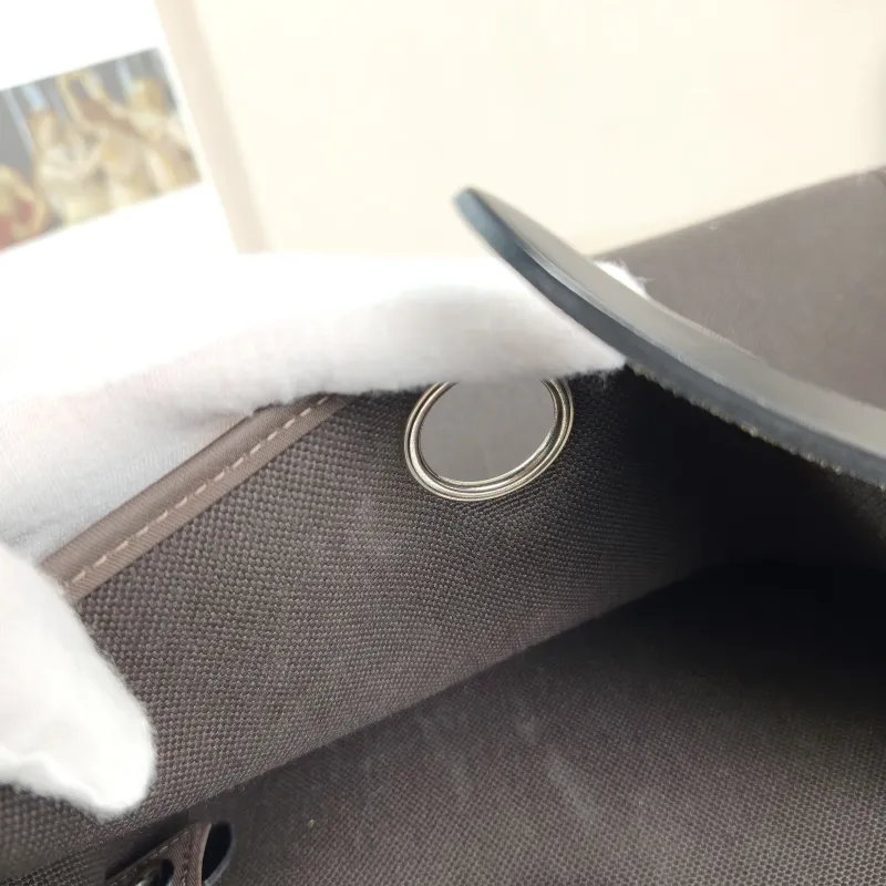 Hermès Shoulder Bag Herbag 31 Canvas Medium 30.5 × 11 × 25.5 cm Y — detail view 9 of 15
