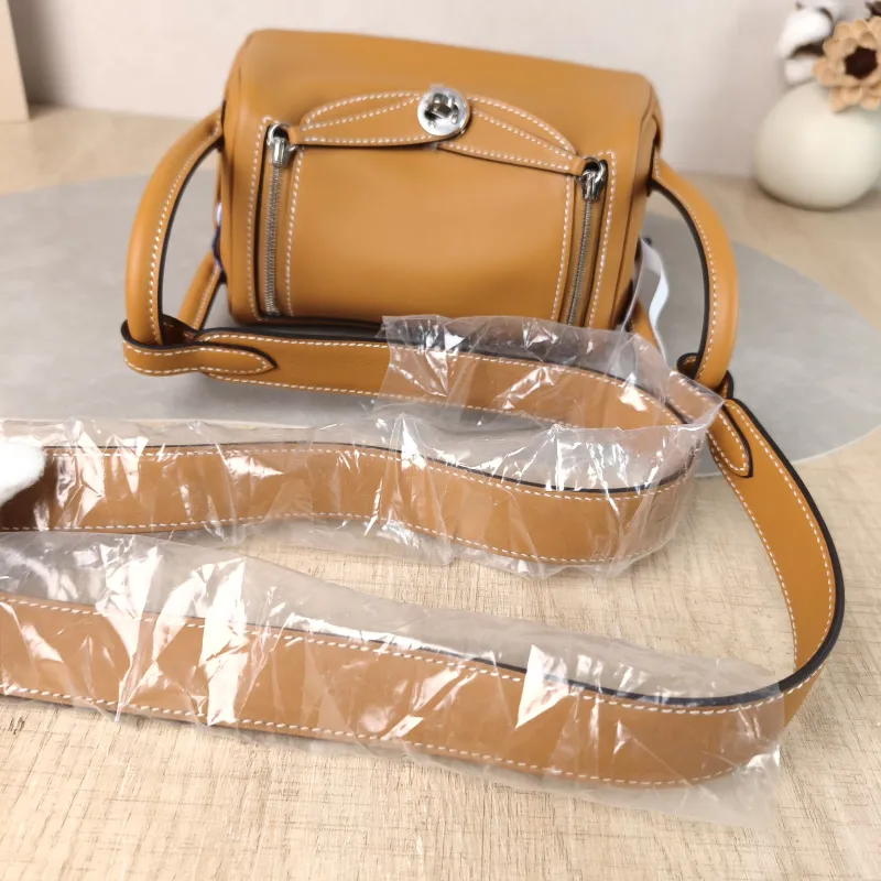 Hermès Crossbody Bag Lindy Mini 19 1H Swift Calfskin Mini 19 × 9.5 × 13 cm G — detail view 10 of 15