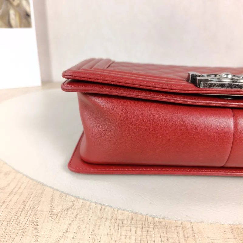 Chanel Crossbody Bag Le Boy​Red Calfskin Medium25 × 9 × 15 cm — detail view 10 of 14