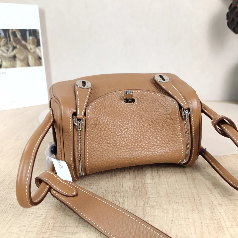 Hermès Crossbody Bag Lindy Mini 19 37 Brown TC Calfskin Mini 19 × 9.5 × 13 cm K — detail view 7 of 13