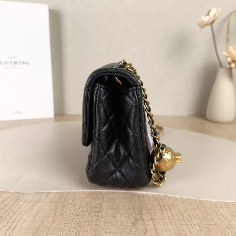 Chanel Crossbody Bag Black Lambskin One Size17 × 8 × 13.5 cm — detail view 6 of 15
