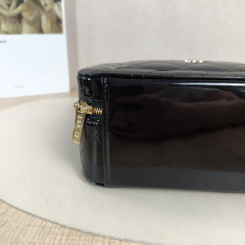 Chanel Crossbody Bag25b Black Patent Leathermini19.5 × 8.5 × 12 cm — detail view 11 of 12