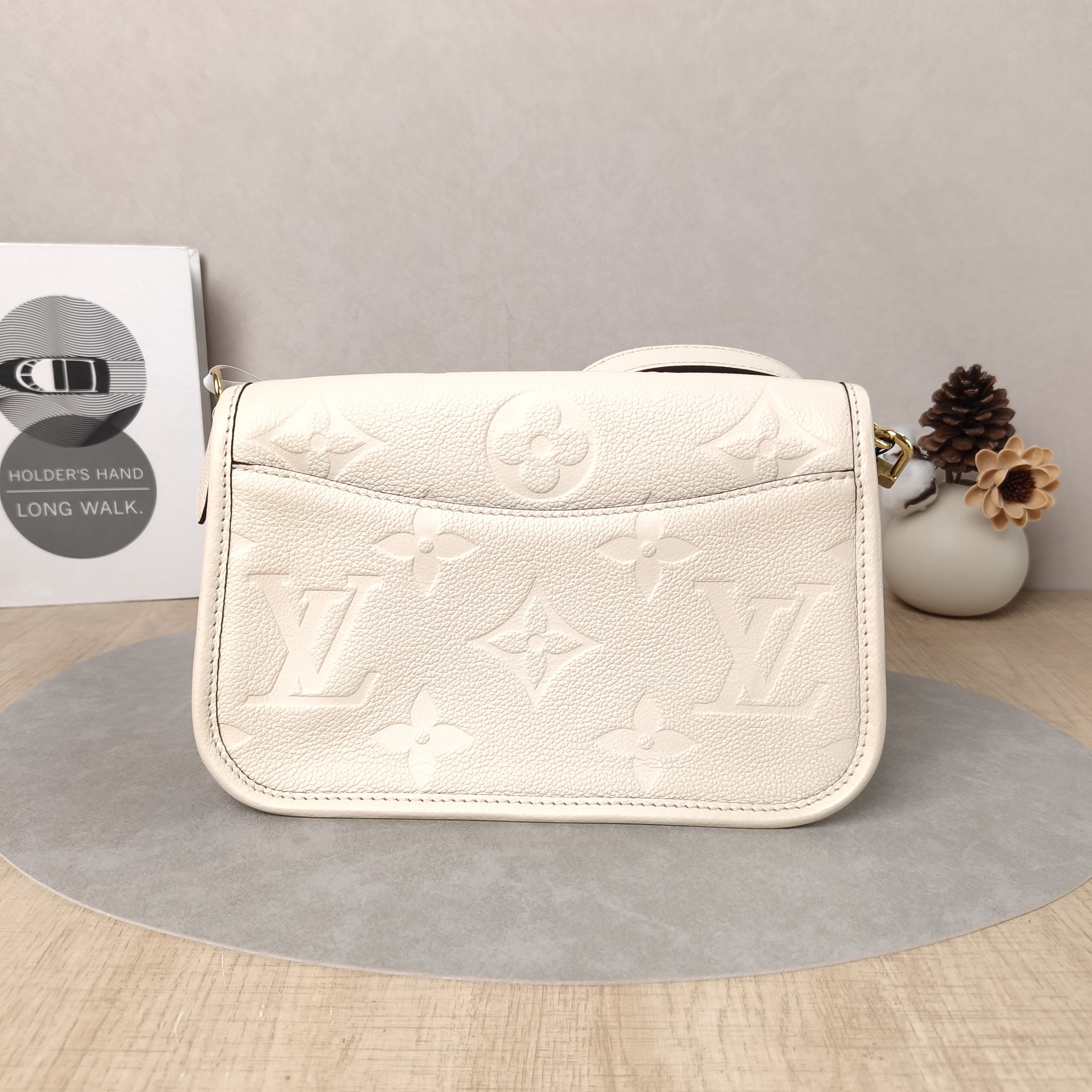 Louis Vuitton Crossbody Bag Diane Baguette Bag White Empreinte Embossed Calfskin Monogram Small24 × 9 × 15 cm — cover view 3 of 6