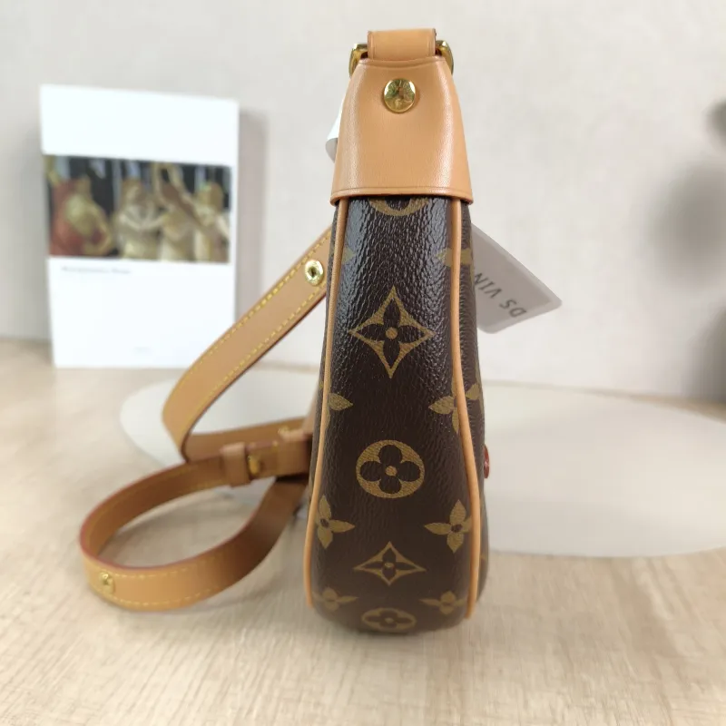 Louis Vuitton Crossbody Bag Loop Monogram PVC Small23 × 6 × 13 cm — detail view 5 of 10