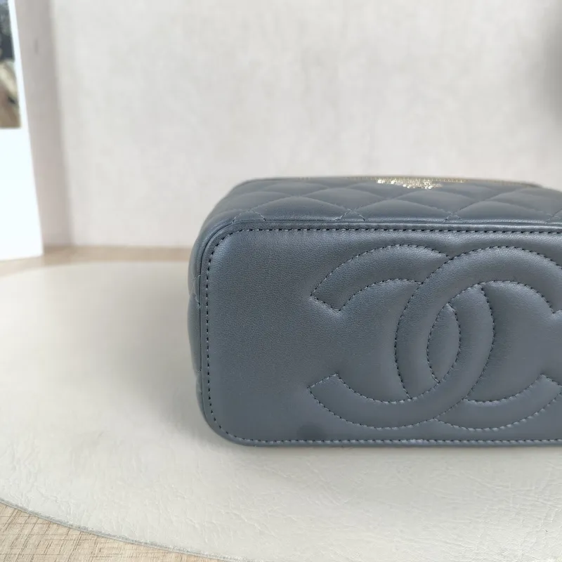 Chanel Crossbody Bag Edition Grey Lambskinmini16 × 8 × 9.5 cm — detail view 11 of 14