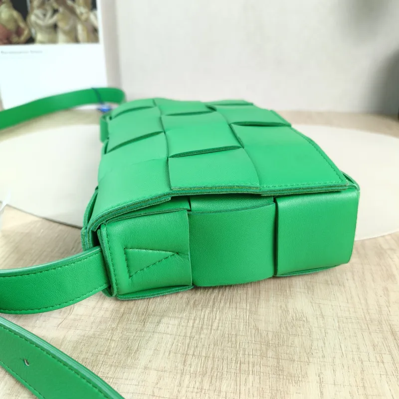 Bottega Veneta Crossbody Bag Cassette Woven Green Lambskin Medium23 × 5 × 15 cm — detail view 5 of 13