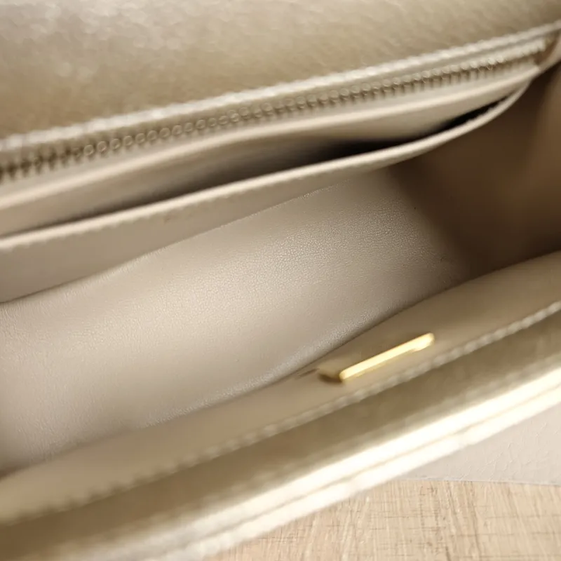 Chanel Crossbody Bag c Grained Calfskin Mini 17 × 8 × 13.5 cm — detail view 10 of 12