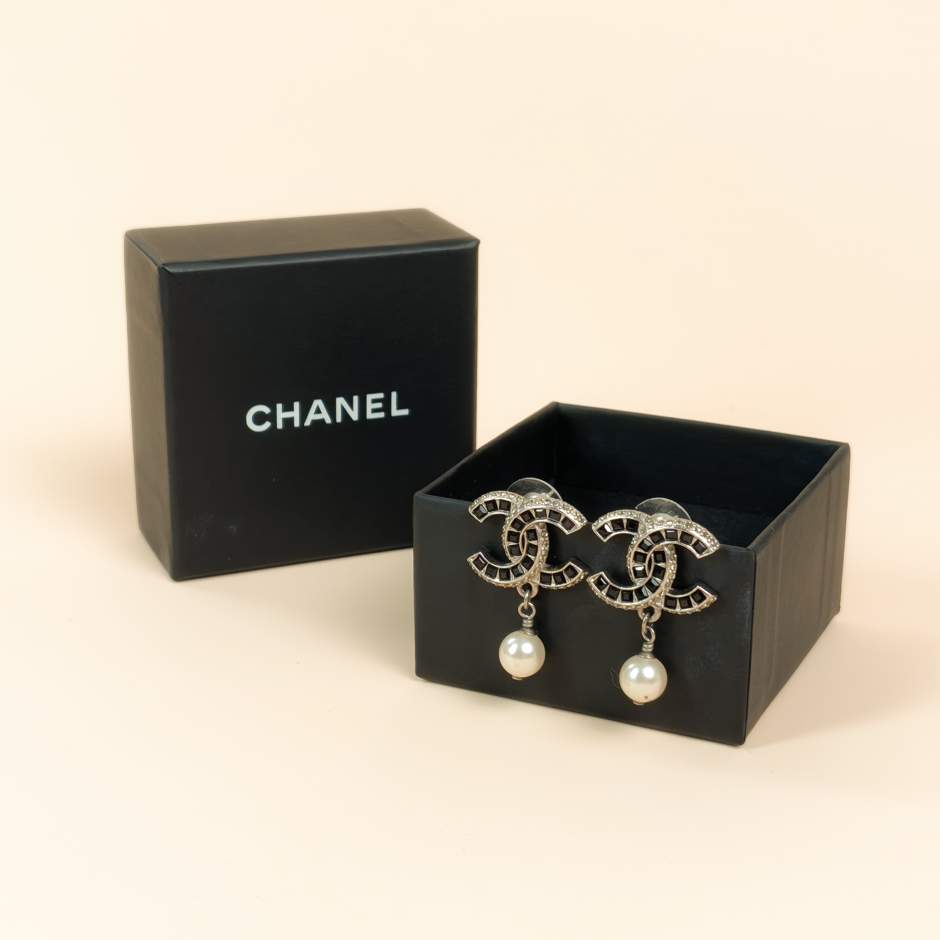 Chanel Earrings c Pearl Earrings Silver One Size โ cover view 4 of 7