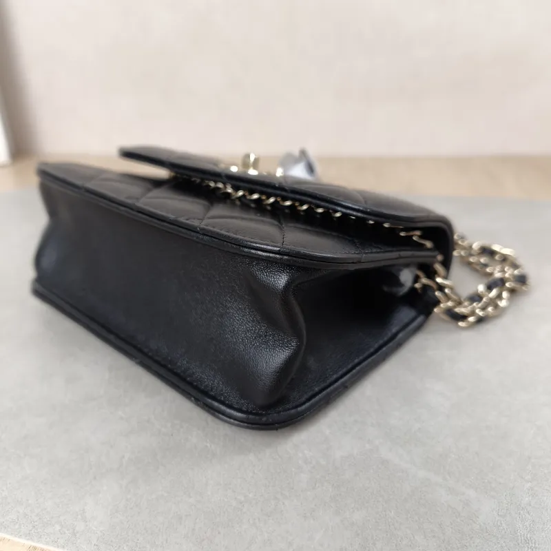 Chanel Crossbody Bag26c Pearl Black Lambskinmini15 × 5.5 × 10.5 cm — detail view 8 of 19