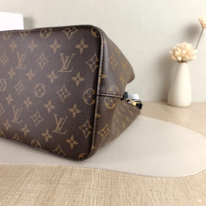 Louis Vuitton Shoulder Bag NÉONOÉ Bucket Bag Black PVC Medium 26 × 17.5 × 26 cm — detail view 1 of 10
