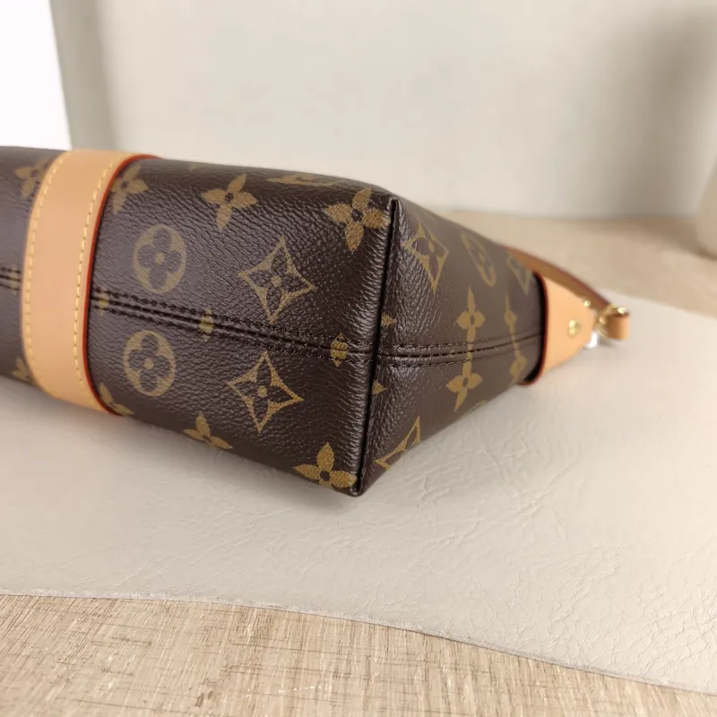Louis Vuitton Shoulder Bag Pochette Mia Monogram PVC One Size 22 × 8 × 14.5 cm — detail view 6 of 10
