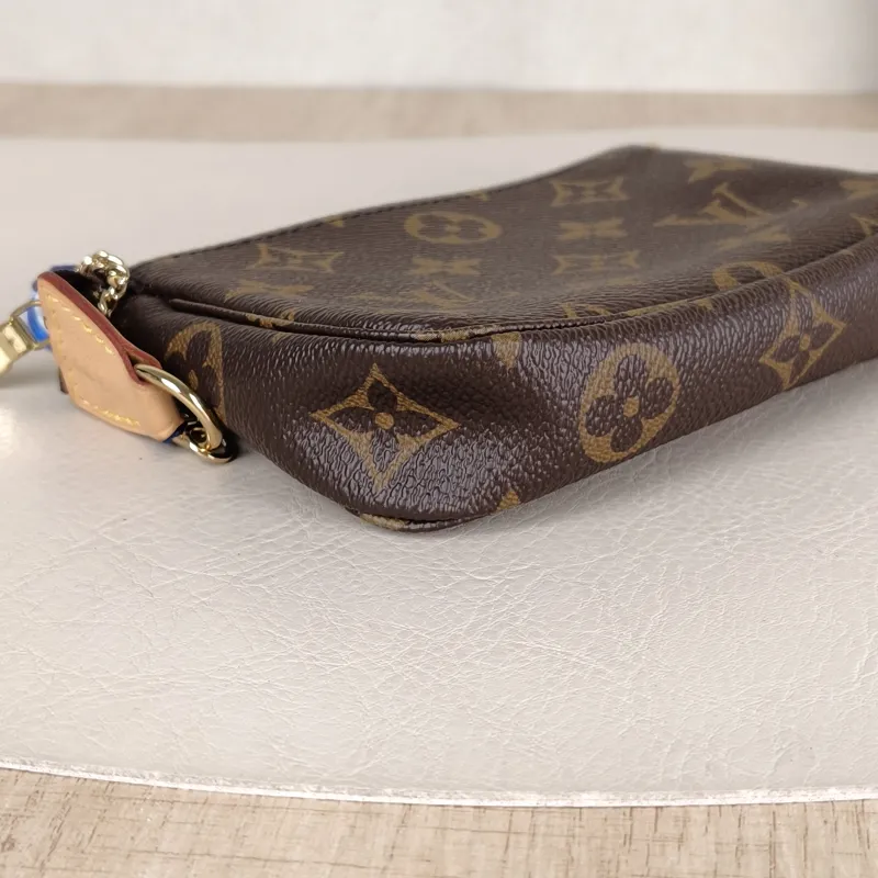 Louis Vuitton Clutch Mini Pochette Accessoires Monogram PVC Mini 15.5 × 4 × 10.5 cm — detail view 4 of 8