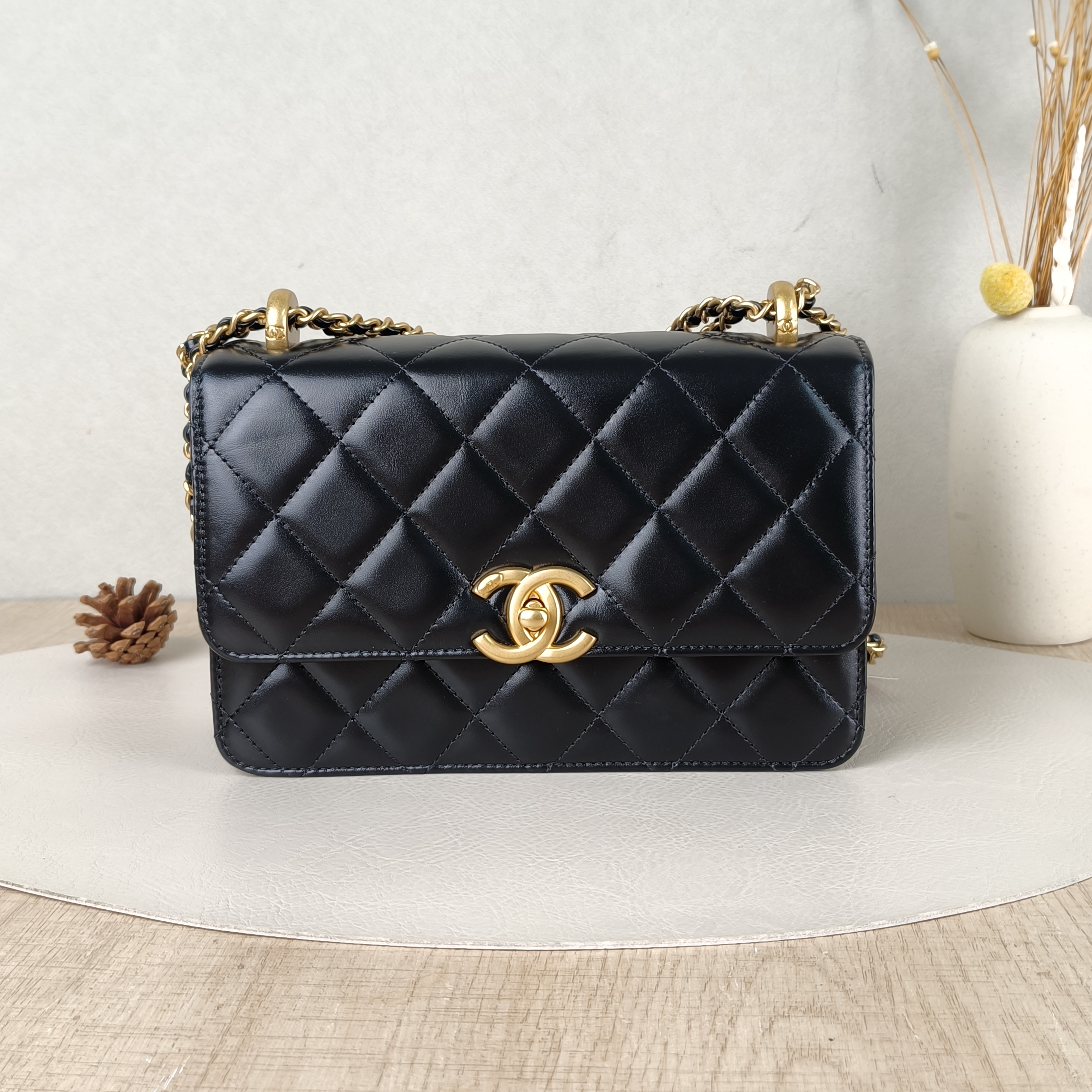 Chanel Crossbody Bag Black Calfskin Medium22 × 8 × 14.5 cm