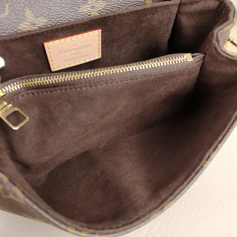 Louis Vuitton Crossbody Bag Pochette Métis East West Monogram PVC Small 21.5 × 6 × 13.5 cm — detail view 3 of 14
