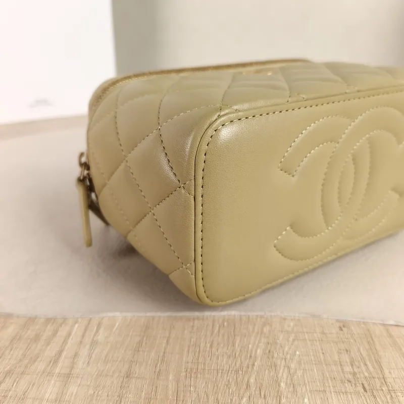 Chanel Crossbody Bag Edition Lambskin One Size 16 × 8 × 9.5 cm — detail view 9 of 10