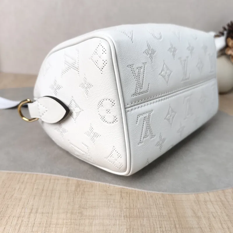 Louis Vuitton Crossbody Bag Speedy20 White Calfskin One Size 20.5 × 12 × 13.5 cm — detail view 1 of 12